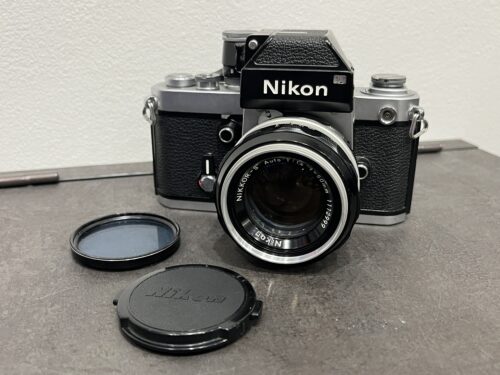Nikonのヴィンテージのフィルムカメラ